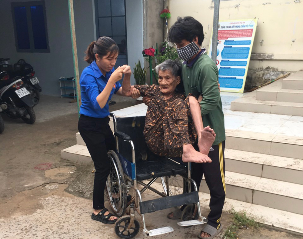 Khoảnh khắc đẹp chiến sĩ, đoàn viên giúp người già đến làm thủ tục căn cước công dân