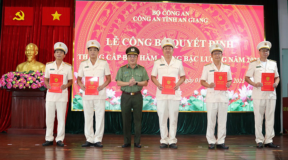 Công an An Giang công bố quyết định thăng cấp bậc hàm, nâng bậc lương năm 2023
