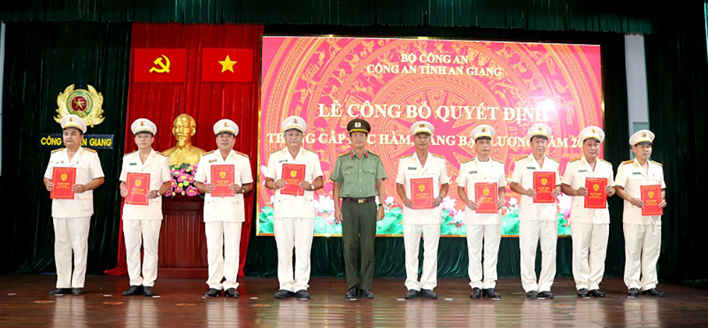 Công an An Giang công bố quyết định thăng cấp bậc hàm, nâng bậc lương năm 2023