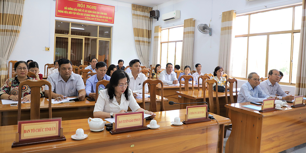 Bồi dưỡng kiến thức về xây dựng Đảng cho lãnh đạo, phóng viên, biên tập viên