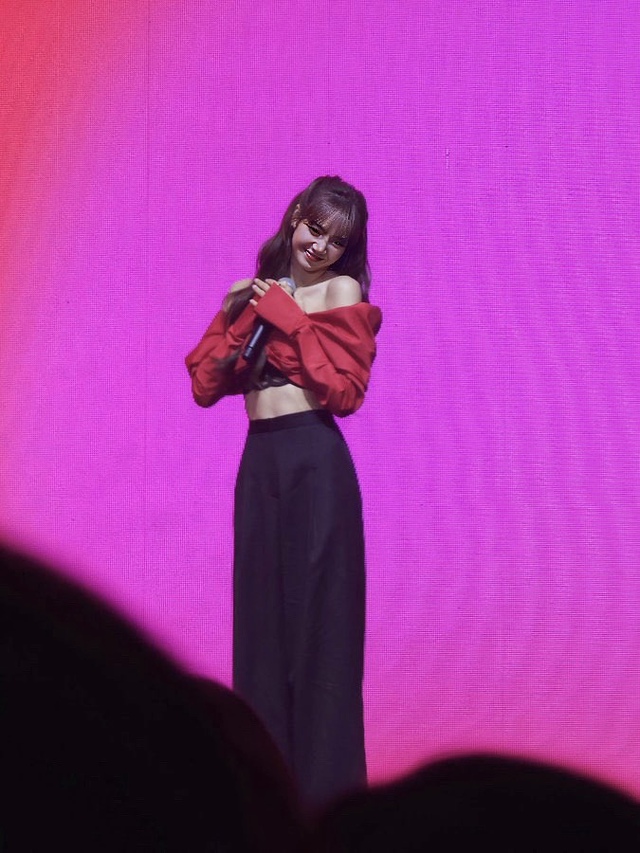 Lisa BackPink khoe vai trần với áo crop top nơ của nhà mốt Việt