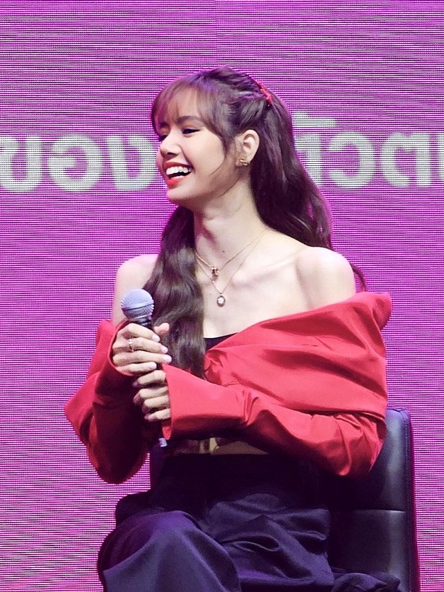 Lisa BackPink khoe vai trần với áo crop top nơ của nhà mốt Việt