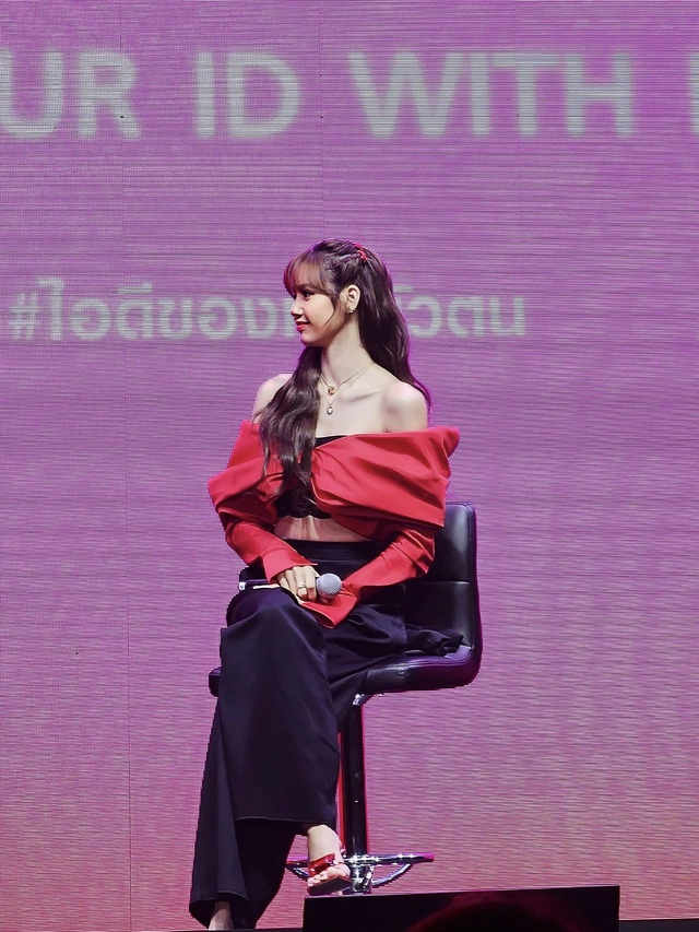 Lisa BackPink khoe vai trần với áo crop top nơ của nhà mốt Việt