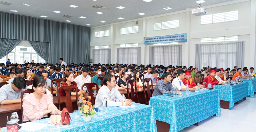 Trường Cao đẳng Nghề An Giang trao bằng tốt nghiệp cho trên 270 học sinh, sinh viên