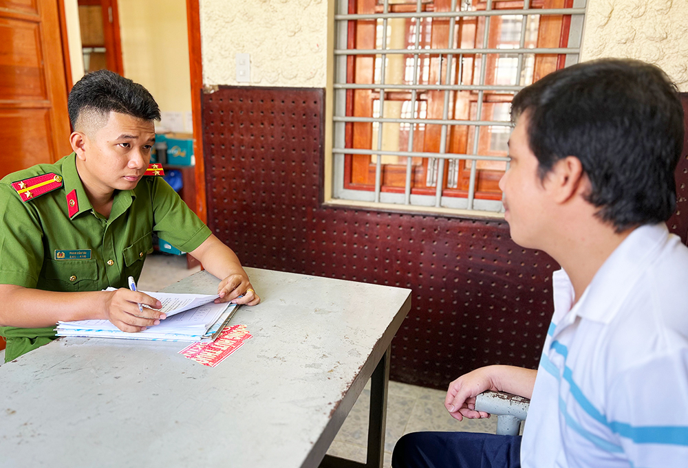 Bắt đối tượng sử dụng giấy chứng nhận quyền sử dụng đất giả để lừa đảo, chiếm đoạt 400 triệu đồng ở Châu Phú