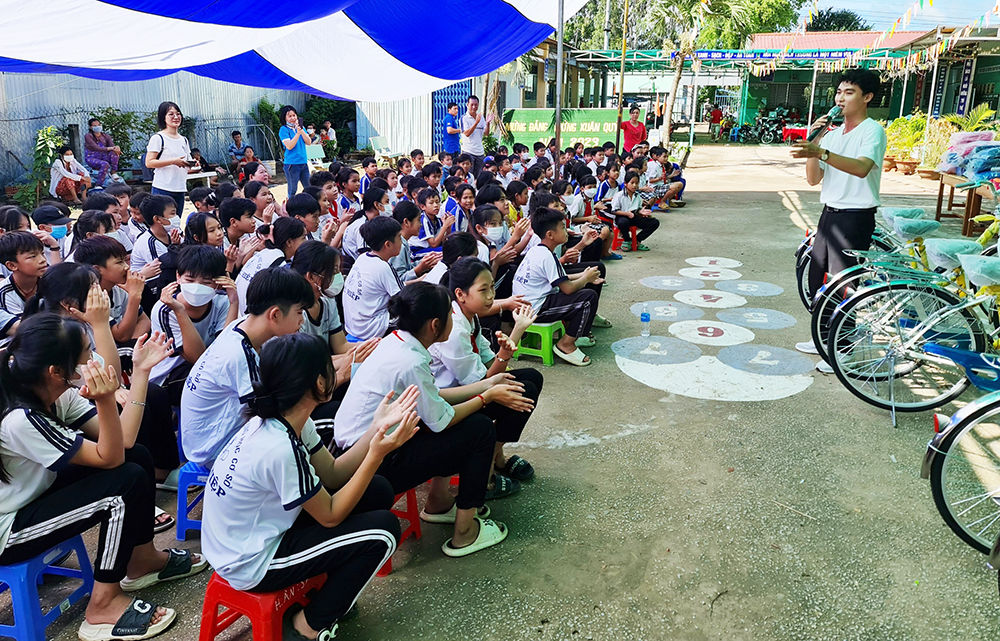 Tặng 162 phần quà cho học sinh khó khăn ở huyện Phú Tân