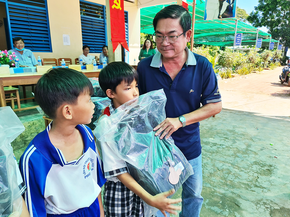 Tặng 162 phần quà cho học sinh khó khăn ở huyện Phú Tân