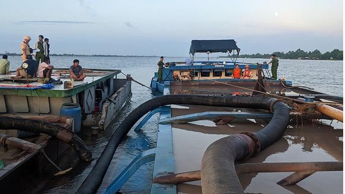 Bắt 7 phương tiện khai thác, vận chuyển trái phép cát trên sông Tiền
