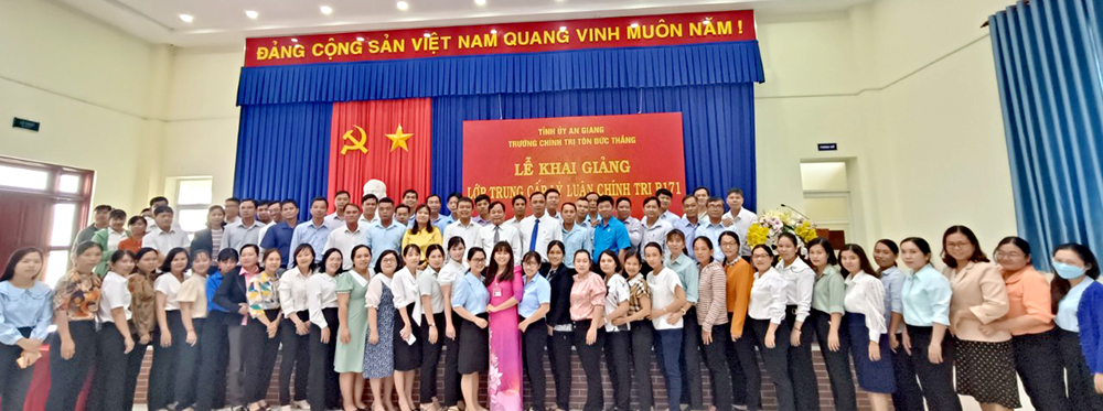 Khai giảng lớp Trung cấp lý luận chính trị B171