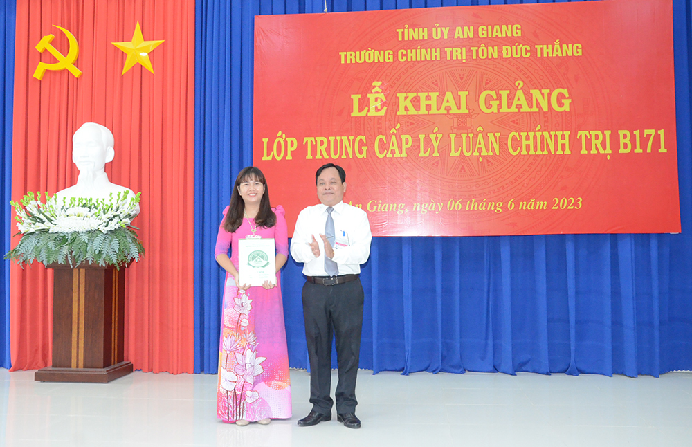 Khai giảng lớp Trung cấp lý luận chính trị B171