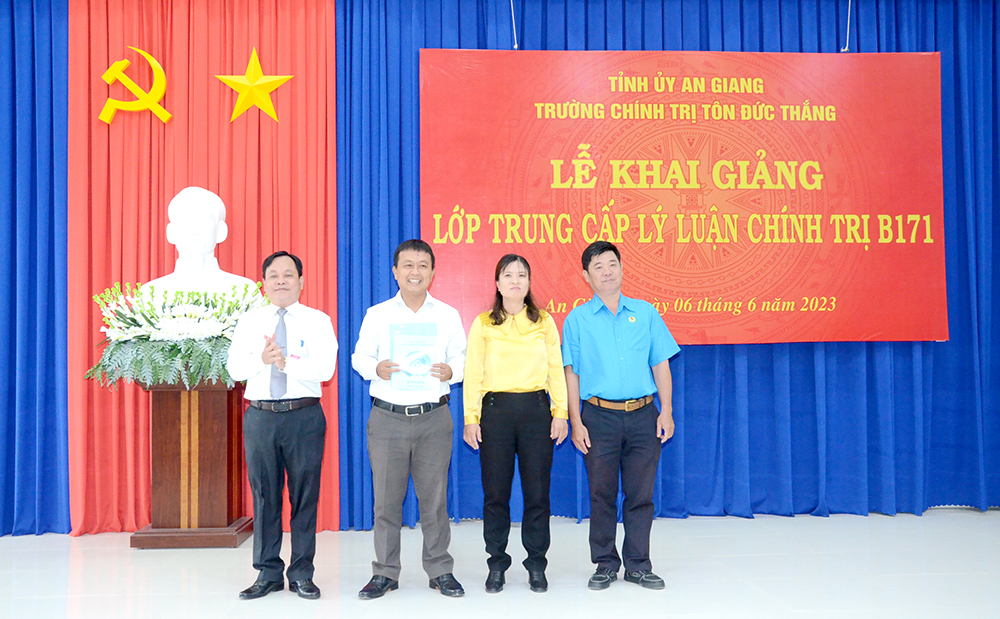 Khai giảng lớp Trung cấp lý luận chính trị B171