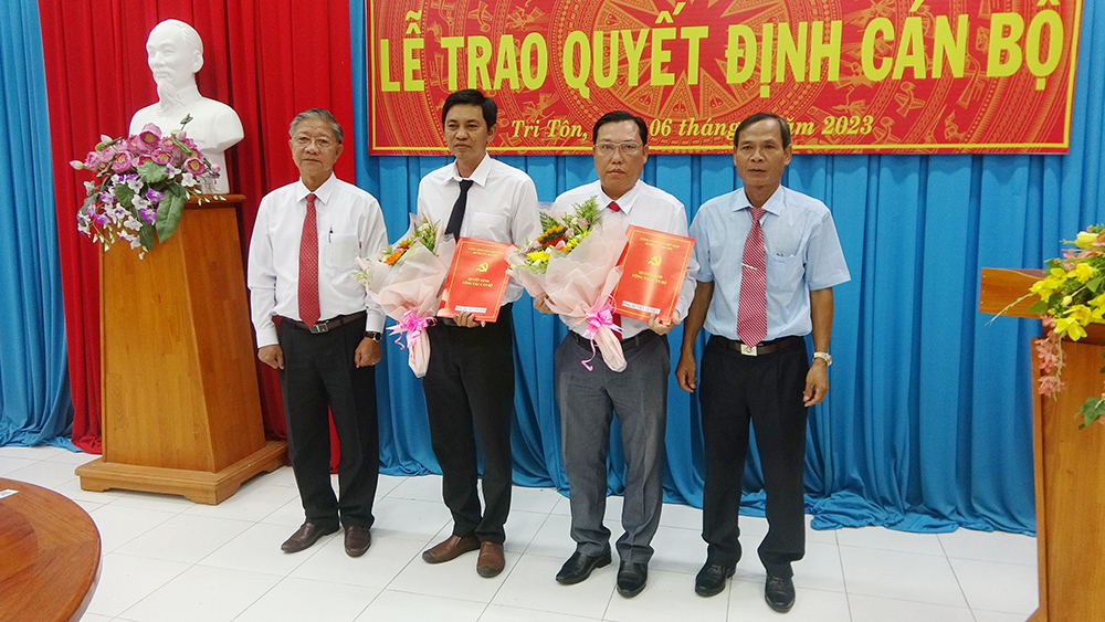 Thêm 5 cán bộ huyện Tri Tôn nhận nhiệm vụ mới