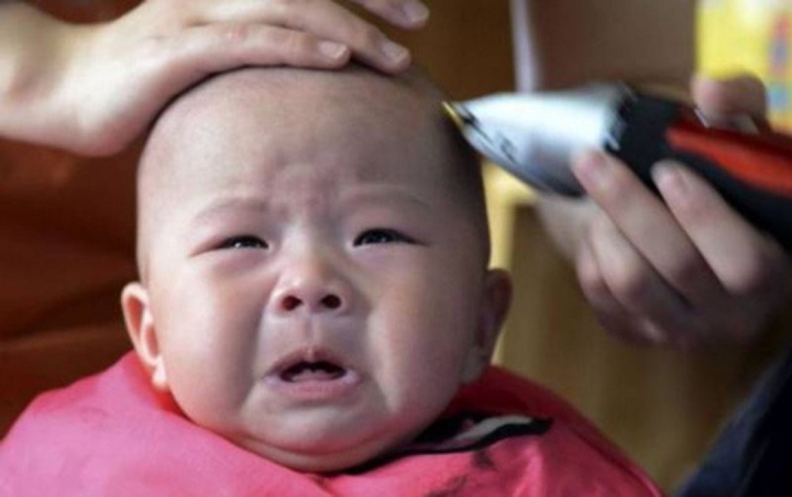 Có nên cạo trọc đầu cho bé trai vào mùa hè?