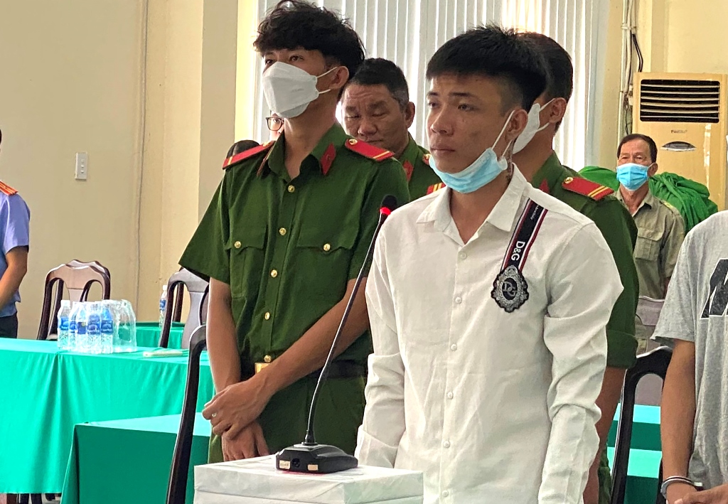 Vào tù vì phạm pháp