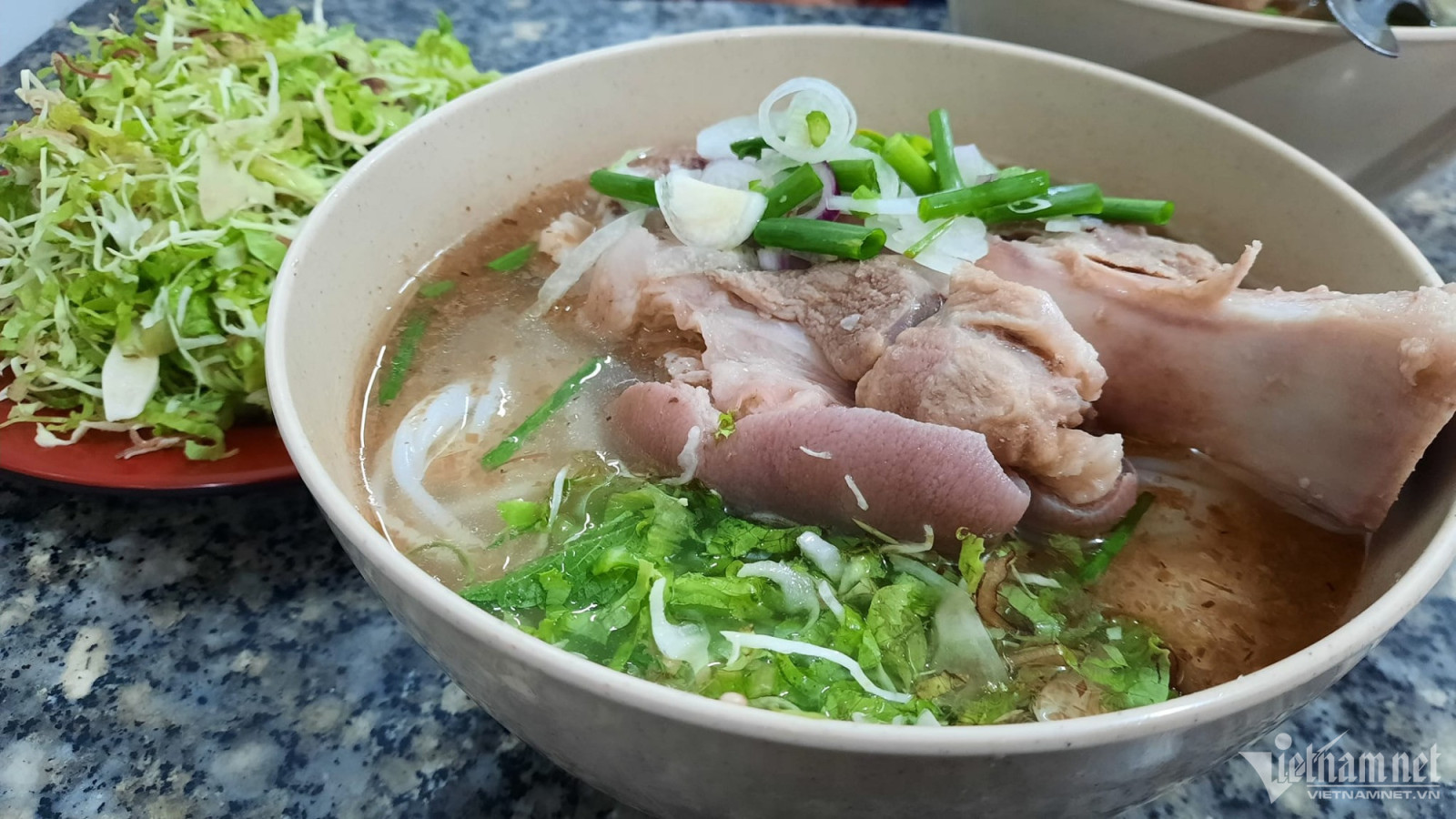 Bún đỏ, gỏi cà đắng: Có nơi nào ăn ngon như Buôn Ma Thuột