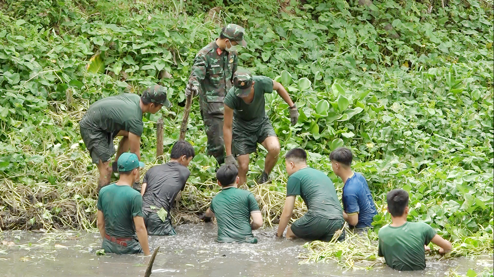 Hơn 100 cán bộ, chiến sĩ ra quân làm sạch môi trường