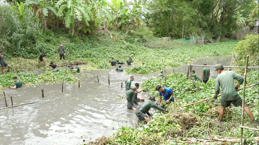 Hơn 100 cán bộ, chiến sĩ ra quân làm sạch môi trường