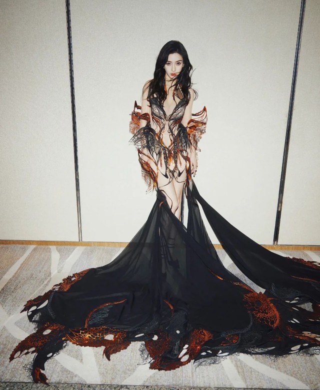 Angelababy, Đường Yên, Đường Nghệ Hân đọ sắc với những mẫu đầm tiệc lộng lẫy