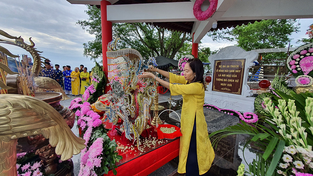 Lễ phục hiện rước Bà Chúa Xứ núi Sam