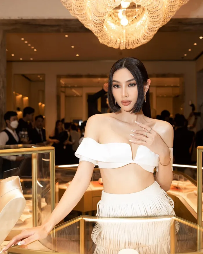 Hương Giang tóc ngắn bốc lửa, Hồ Ngọc Hà đeo trang sức 3 tỷ dự sự kiện