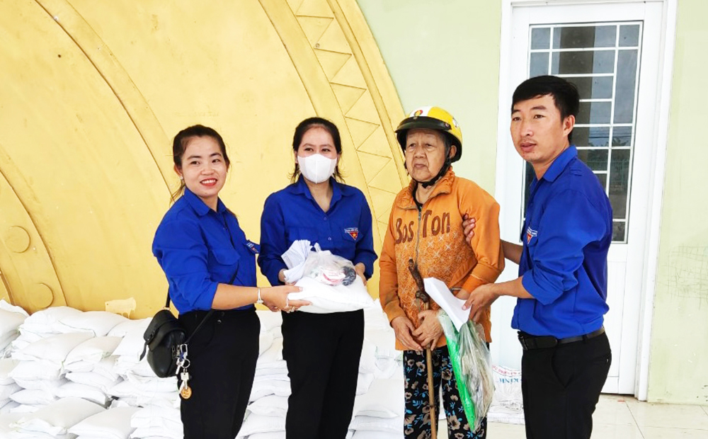 Công đoàn ngành y tế An Giang khám sức khỏe miễn phí và tặng quà cho 200 người dân có hoàn cảnh khó khăn tại xã An Bình