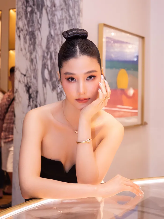 Hương Giang tóc ngắn bốc lửa, Hồ Ngọc Hà đeo trang sức 3 tỷ dự sự kiện