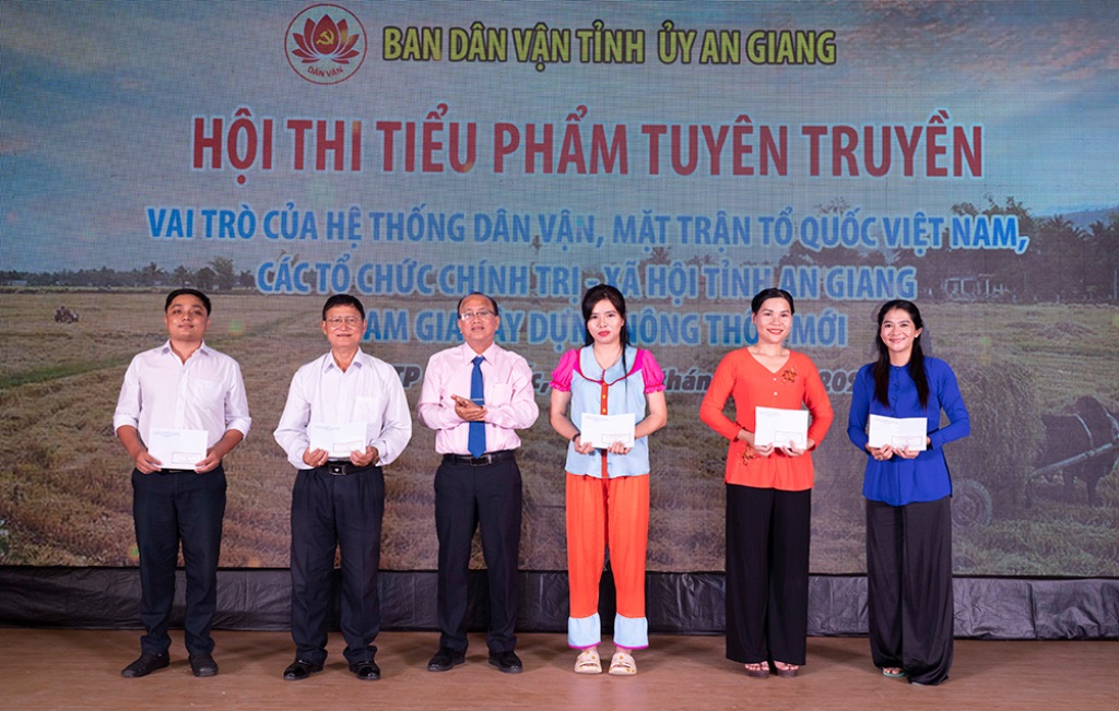 Hội thi tiểu phẩm tuyên truyền vai trò của hệ thống Dân vận, Mặt trận Tổ quốc Việt Nam, các tổ chức chính trị - xã hội tham gia xây dựng nông thôn mới