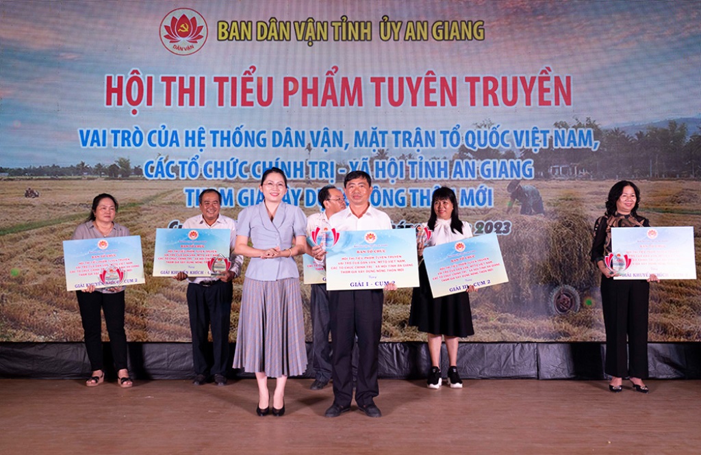 Hội thi tiểu phẩm tuyên truyền vai trò của hệ thống Dân vận, Mặt trận Tổ quốc Việt Nam, các tổ chức chính trị - xã hội tham gia xây dựng nông thôn mới