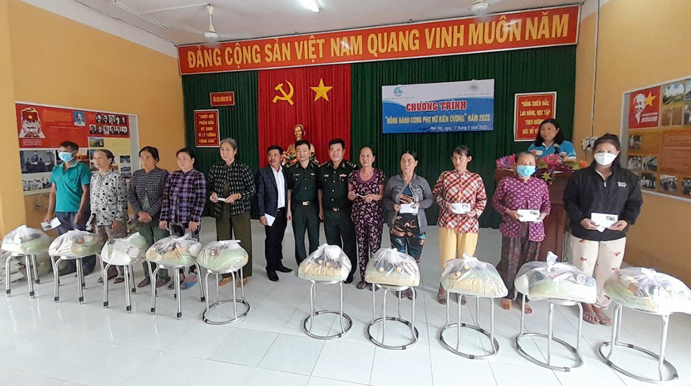 Hội Liên hiệp Phụ nữ huyện Phú Tân thực hiện chương trình "Đồng hành cùng phụ nữ biên cương" tại huyện An Phú