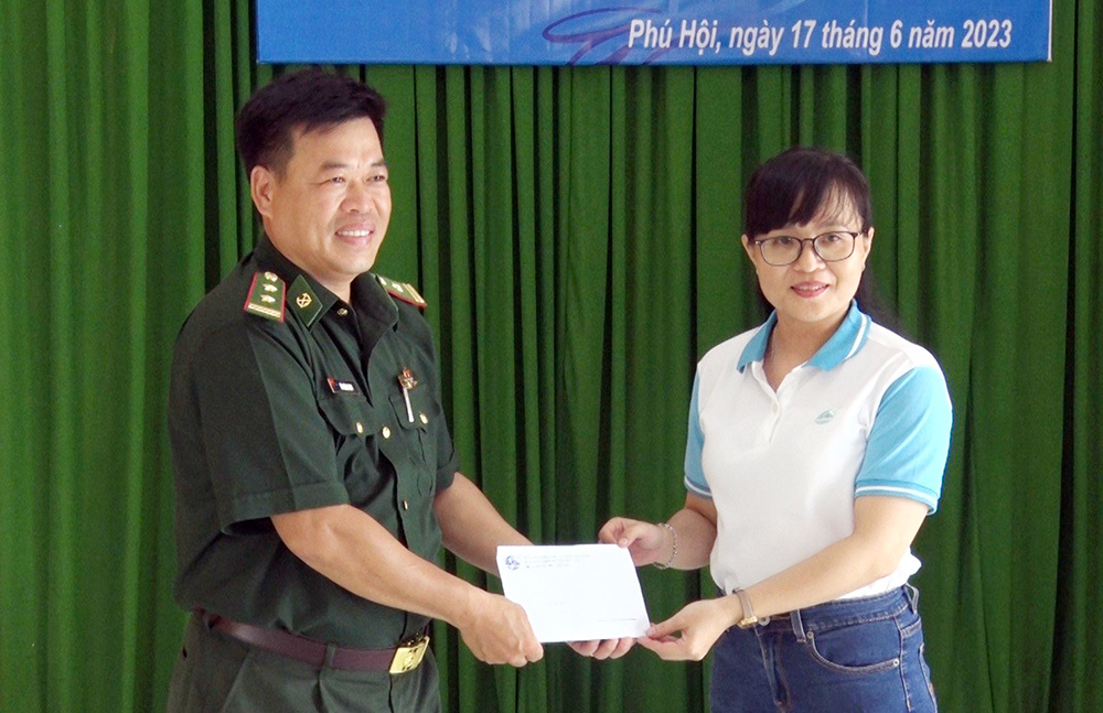 Hội Liên hiệp Phụ nữ huyện Phú Tân thực hiện chương trình "Đồng hành cùng phụ nữ biên cương" tại huyện An Phú