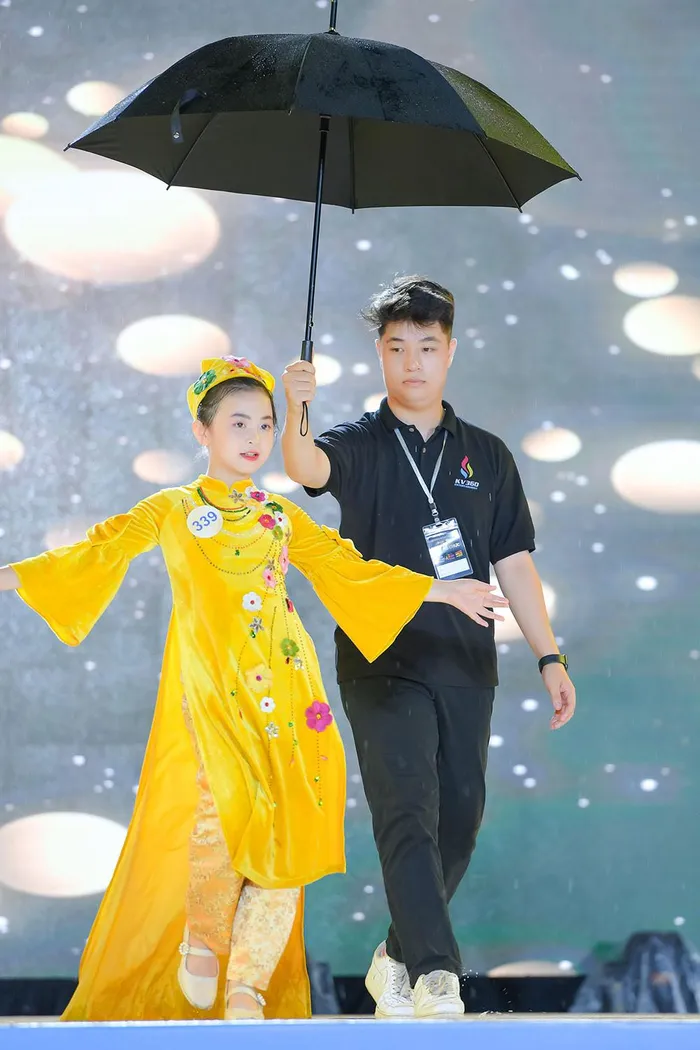 60 Mẫu Nhí Trình Diễn Áo Dài Dưới Trời Mưa - Báo An Giang Online