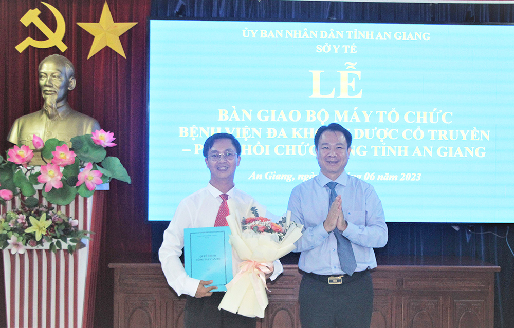 Sở Y tế An Giang trao quyết định công tác cán bộ và bàn giao bộ máy tổ chức Bệnh viện Đa khoa Y dược cổ truyền- Phục hồi chức năng tỉnh