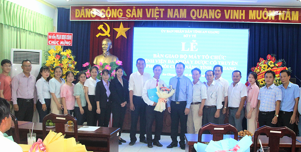 Sở Y tế An Giang trao quyết định công tác cán bộ và bàn giao bộ máy tổ chức Bệnh viện Đa khoa Y dược cổ truyền- Phục hồi chức năng tỉnh