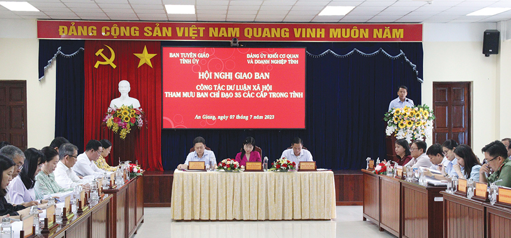Chú trọng công tác dư luận xã hội