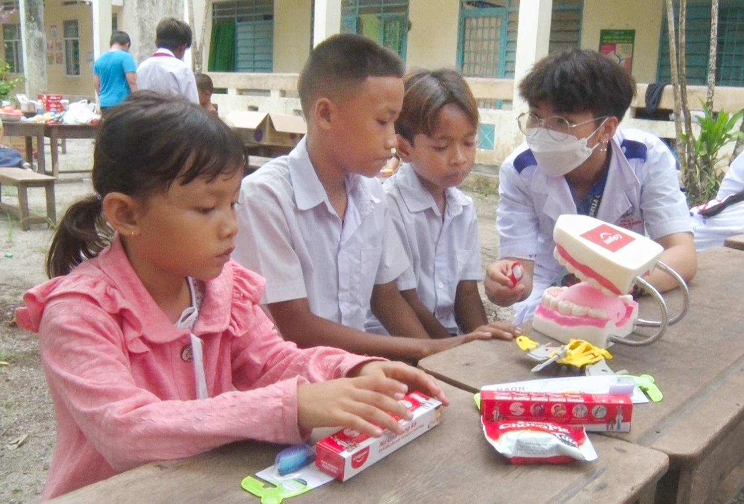 Khám bệnh, tặng quà cho 400 người dân và học sinh Khmer xã Ô Lâm
