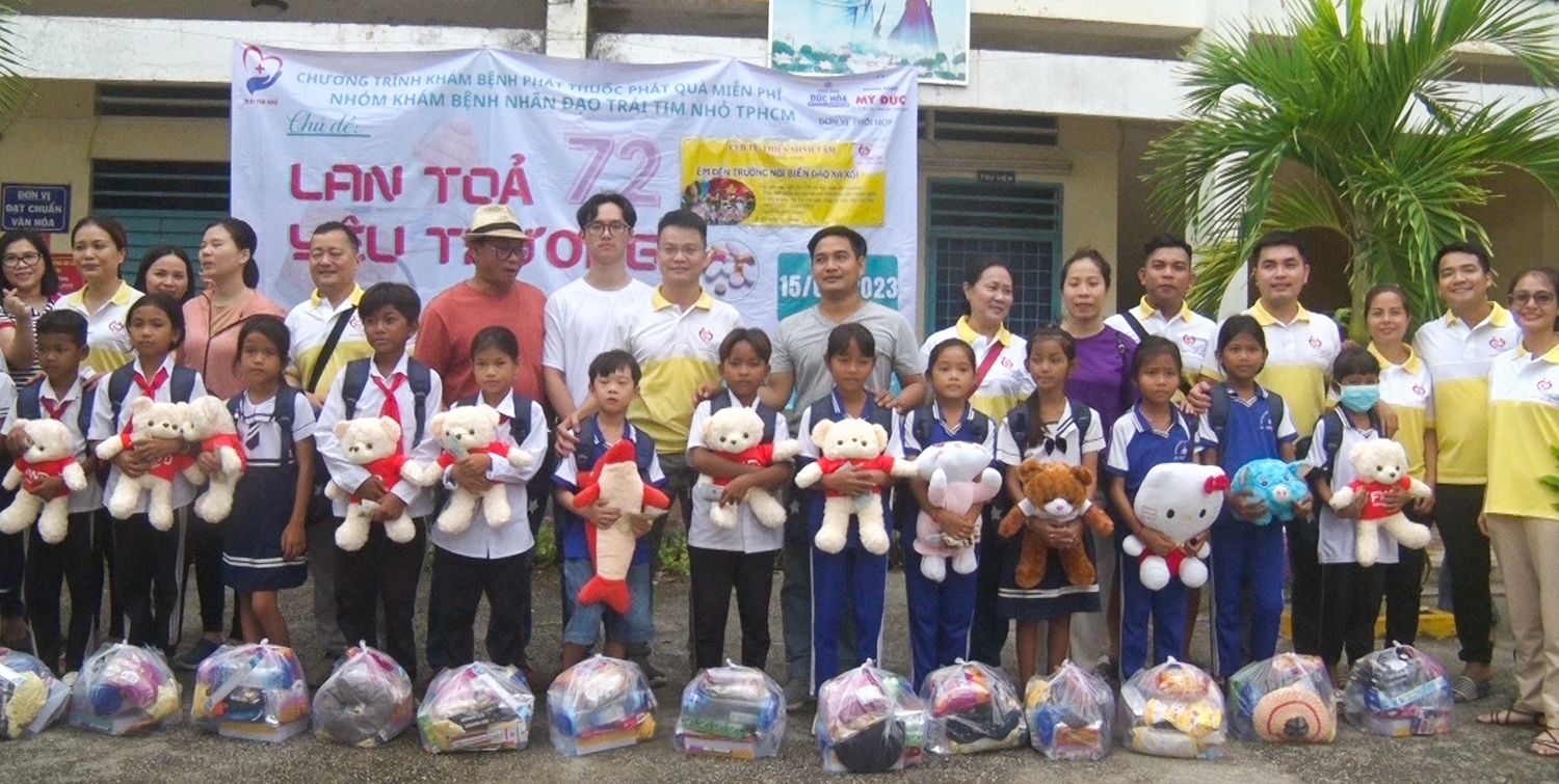 Khám bệnh, tặng quà cho 400 người dân và học sinh Khmer xã Ô Lâm