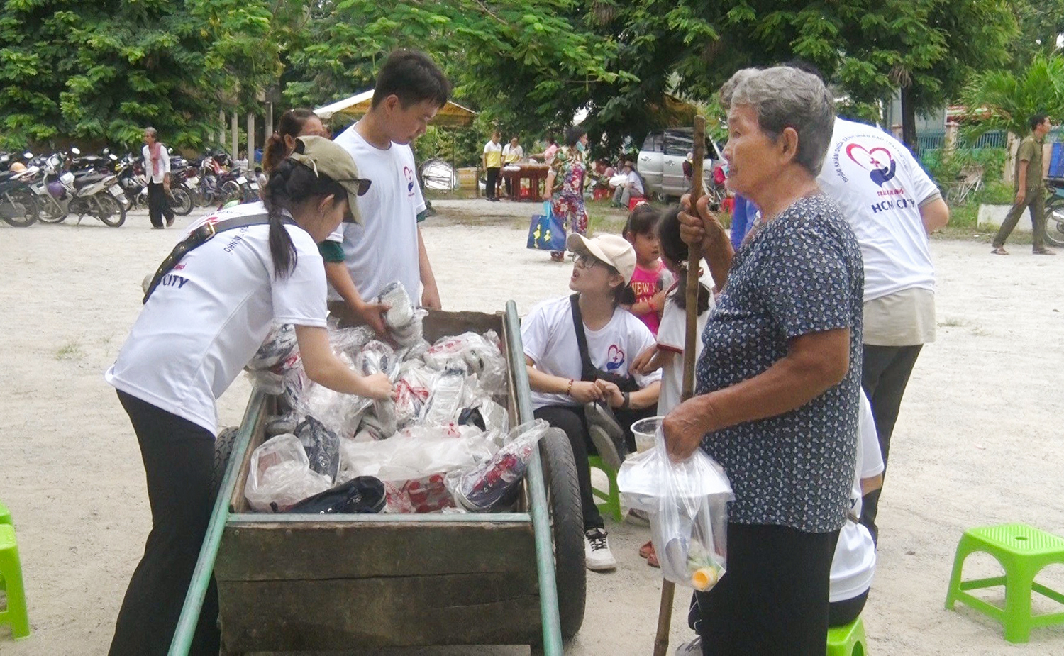 Khám bệnh, tặng quà cho 400 người dân và học sinh Khmer xã Ô Lâm