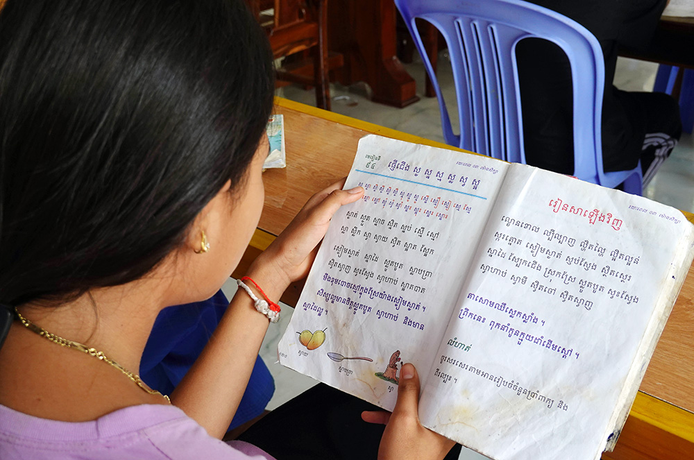 Dạy chữ Khmer cho con em đồng bào tại chùa - Báo An Giang Online