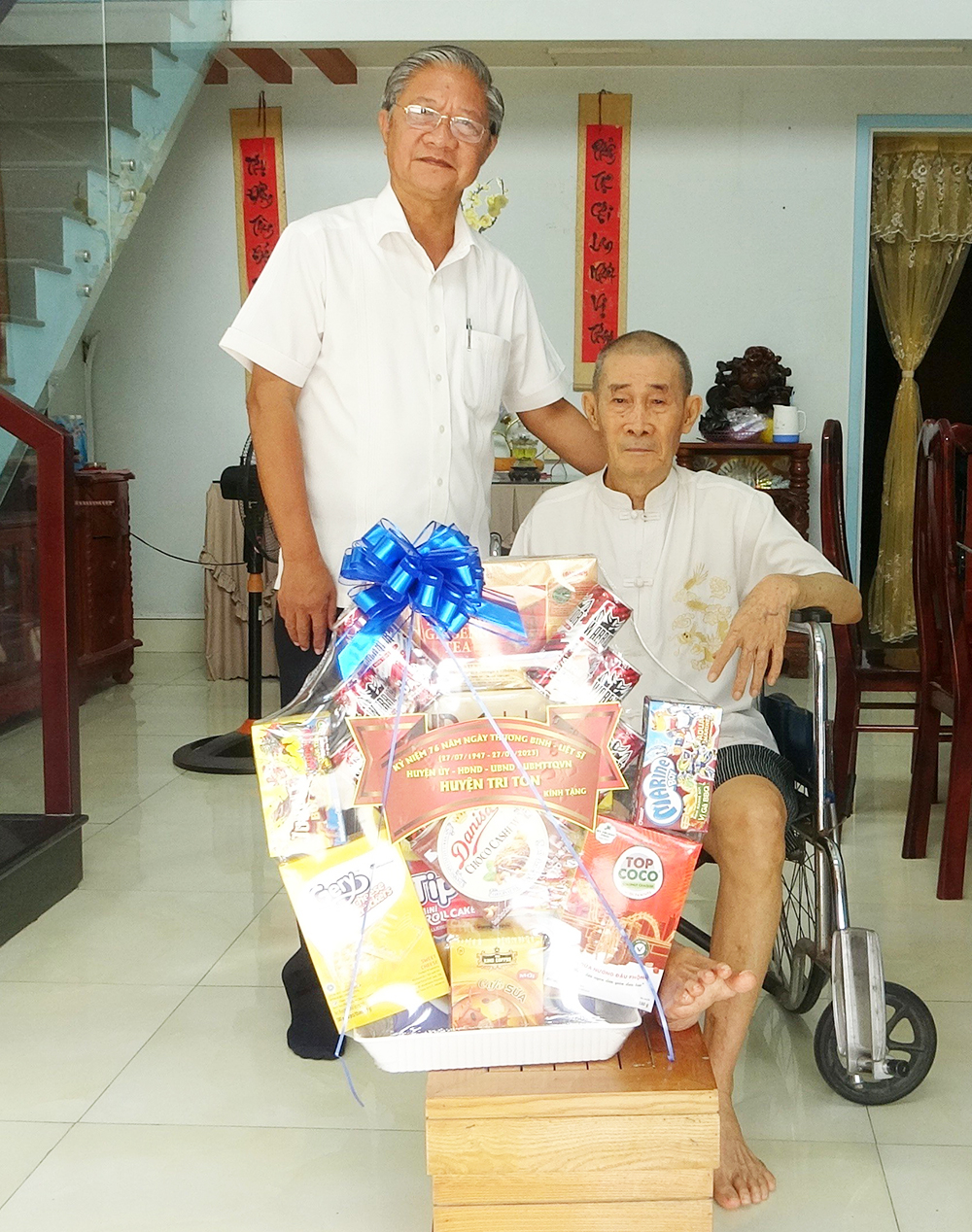 Bí thư Huyện ủy Tri Tôn Cao Quang Liêm thăm cán bộ lão thành cách mạng