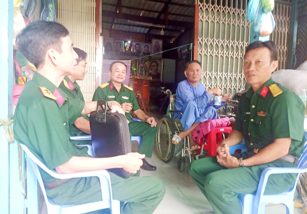 Bộ Chỉ huy Quân sự tỉnh An Giang thăm Mẹ Việt Nam Anh hùng và thương binh tại huyện Châu Phú