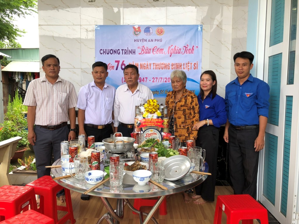 Ấm áp “Bữa cơm nghĩa tình”