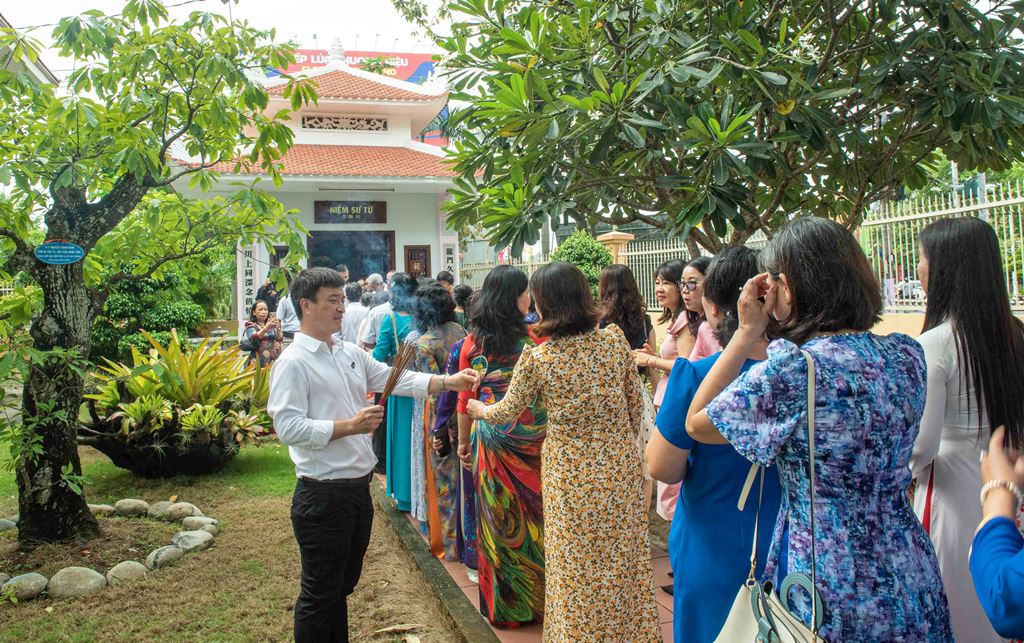 Cựu học sinh Trường THPT chuyên Thoại Ngọc Hầu niên khoá 1990- 1993 tổ chức Lễ kỷ niệm "30 năm Ngày trở về"