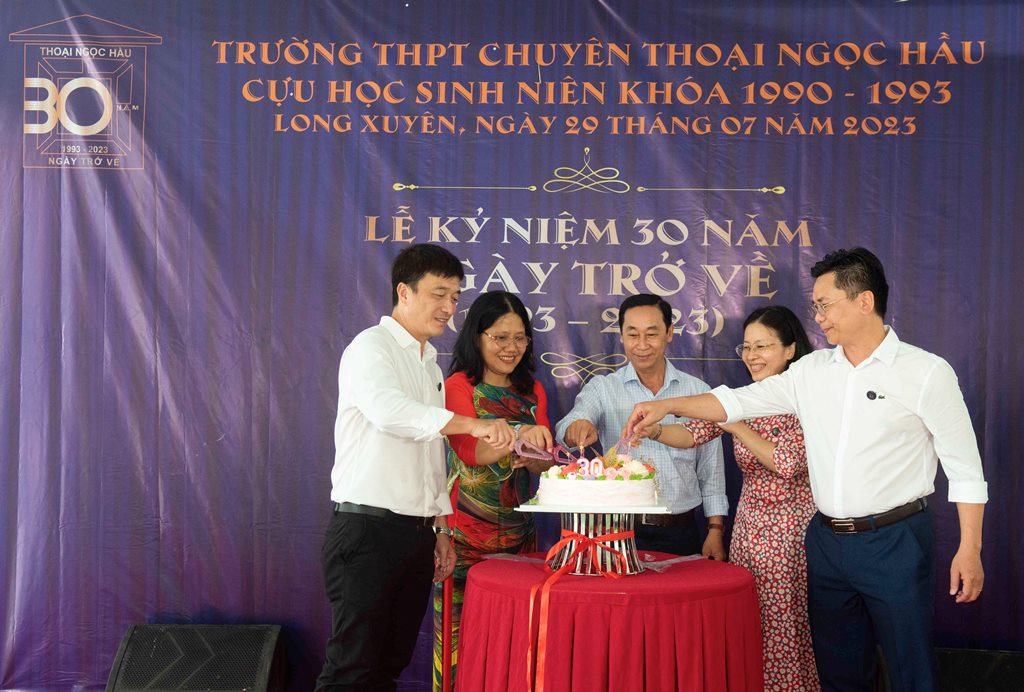 Cựu học sinh Trường THPT chuyên Thoại Ngọc Hầu niên khoá 1990- 1993 tổ chức Lễ kỷ niệm "30 năm Ngày trở về"