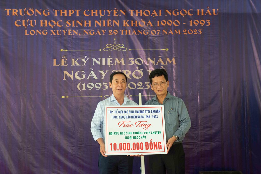 Cựu học sinh Trường THPT chuyên Thoại Ngọc Hầu niên khoá 1990- 1993 tổ chức Lễ kỷ niệm "30 năm Ngày trở về"