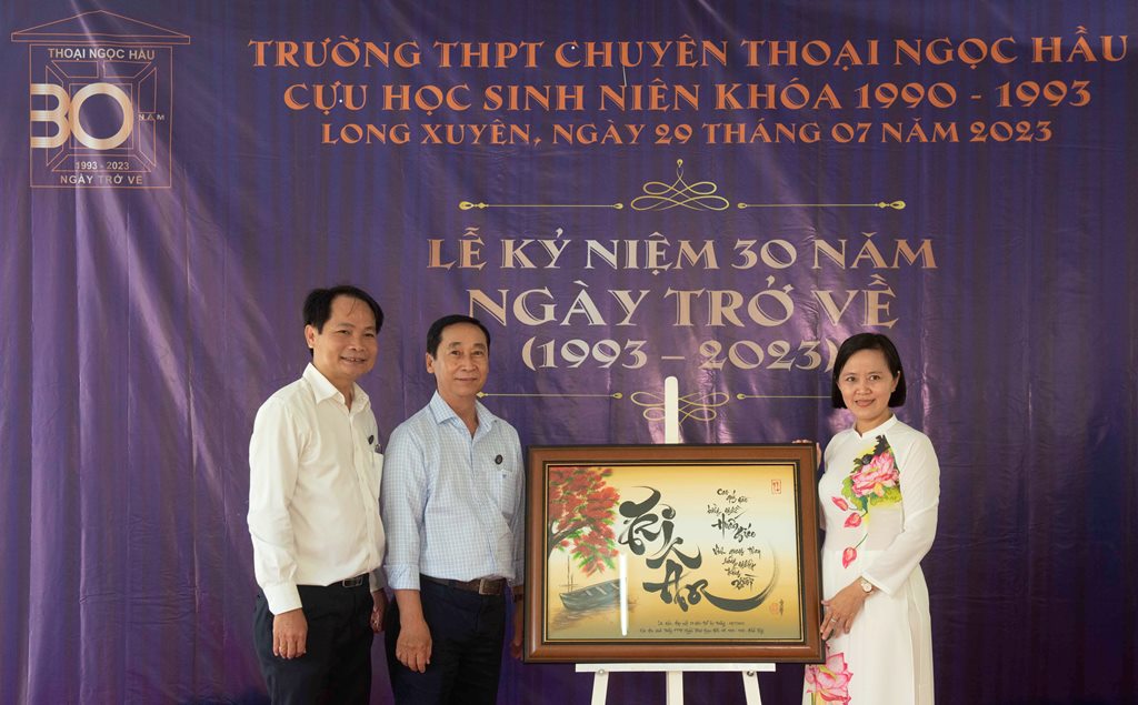 Cựu học sinh Trường THPT chuyên Thoại Ngọc Hầu niên khoá 1990- 1993 tổ chức Lễ kỷ niệm "30 năm Ngày trở về"