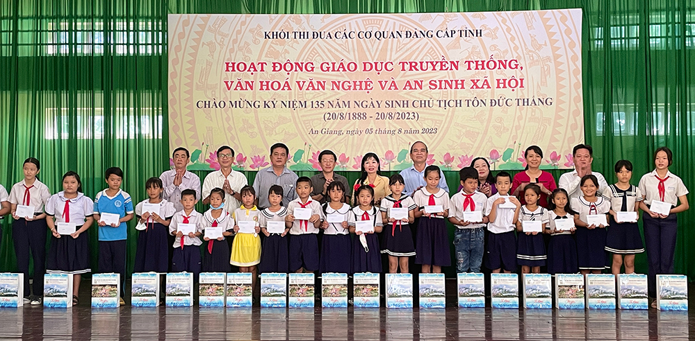 Khối Thi đua các cơ quan Đảng cấp tỉnh An Giang giáo dục truyền thống nhân kỷ niệm 135 Ngày sinh Chủ tịch Tôn Đức Thắng