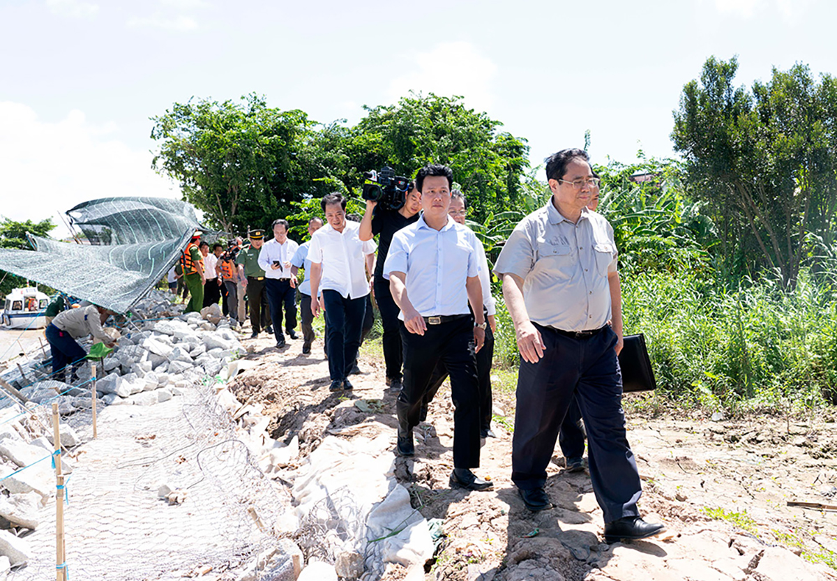 Thủ tướng Chính phủ Phạm Minh Chính khảo sát thực tế tình hình sạt lở tại TX. Tân Châu và xây dựng cầu Châu Đốc