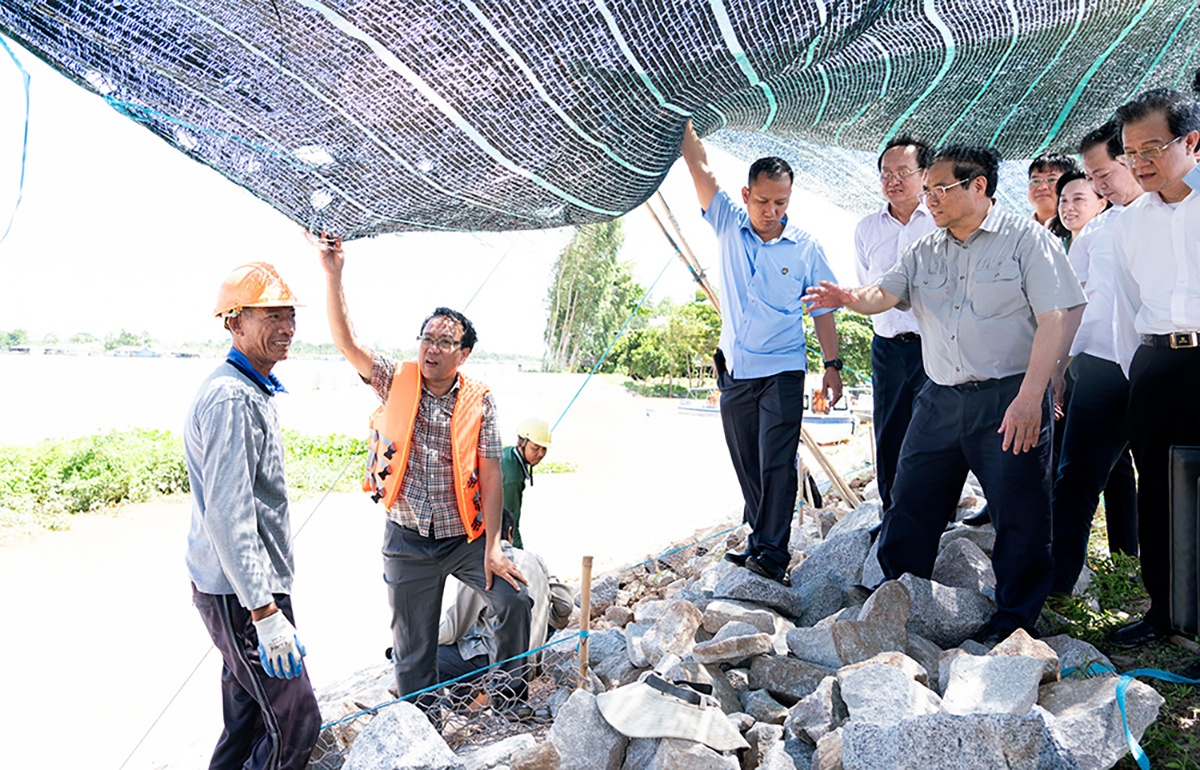 Thủ tướng Chính phủ Phạm Minh Chính khảo sát thực tế tình hình sạt lở tại TX. Tân Châu và xây dựng cầu Châu Đốc