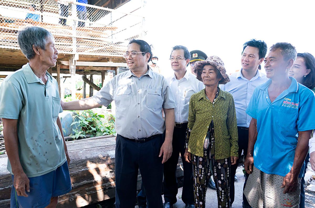 Thủ tướng Chính phủ Phạm Minh Chính khảo sát thực tế tình hình sạt lở tại TX. Tân Châu và xây dựng cầu Châu Đốc