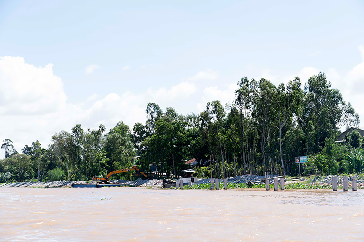 Thủ tướng Chính phủ Phạm Minh Chính khảo sát thực tế tình hình sạt lở tại TX. Tân Châu và xây dựng cầu Châu Đốc